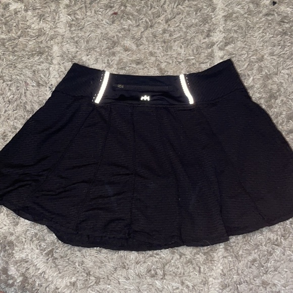 Black tennis skirt, super flattering! - Picture 2 of 4